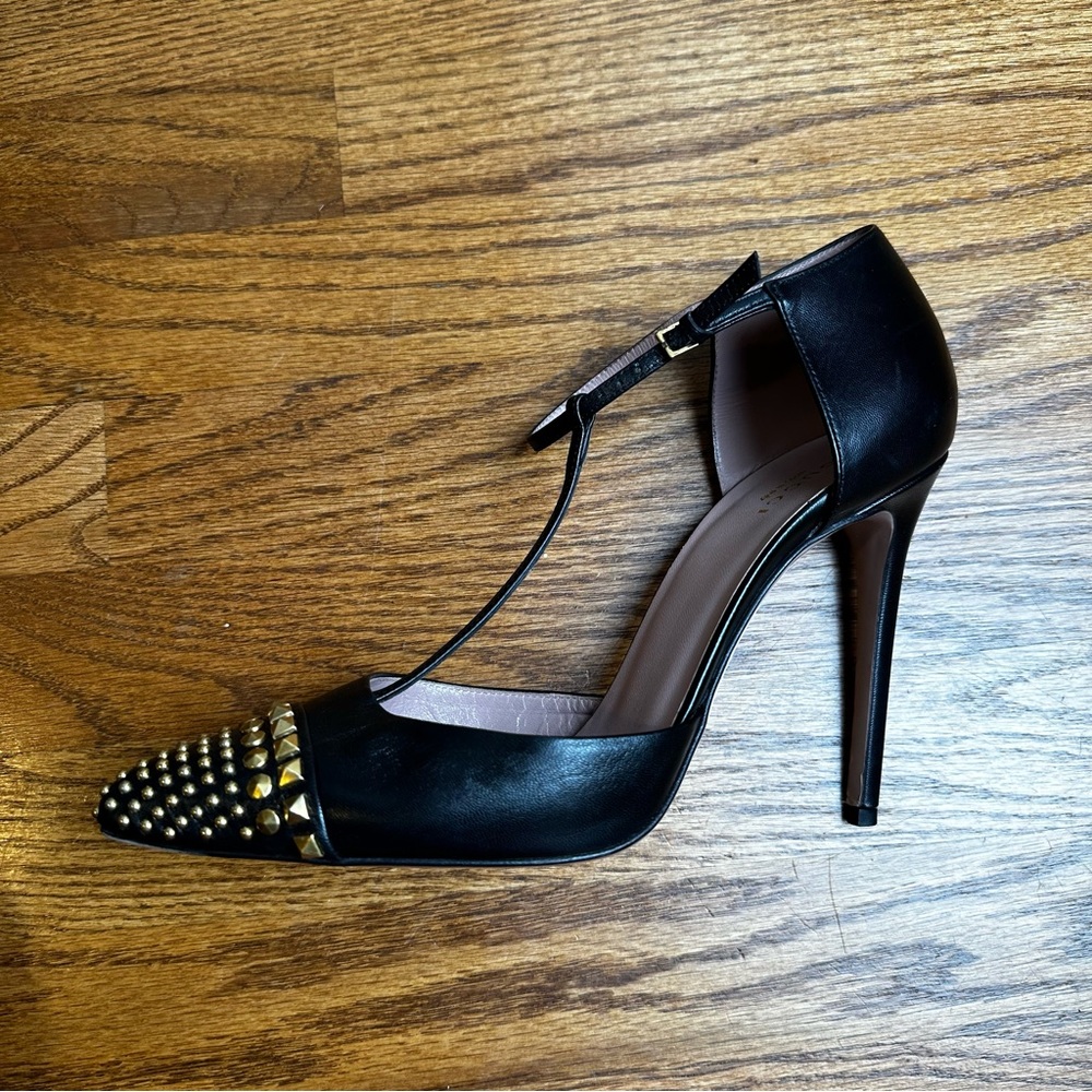 Gucci Black Leather T Strap w/Gold Tone Metal Toe Studds - Picture 7 of 7
